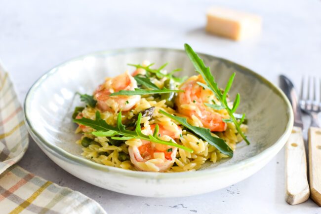 One pot wonder met orzo, asperges en scampi