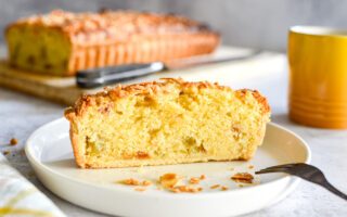 Rabarbercake bakken? Probeer deze versie met witte chocolade