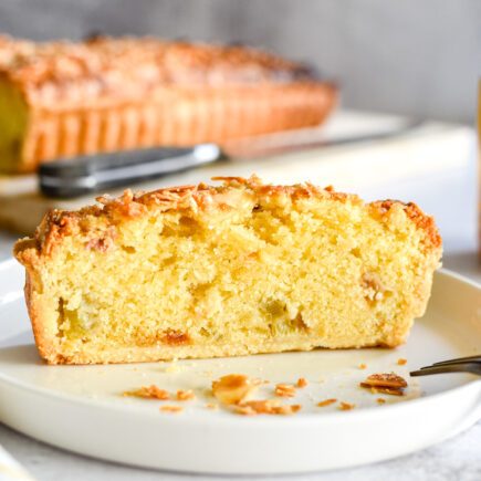 Rabarbercake bakken? Probeer deze versie met witte chocolade