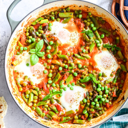 Shakshuka met asperges, erwtjes en homemade flatbread