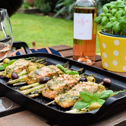 Mediterrane zalm met asperges op de barbecue