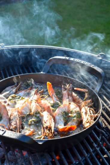 Gamba's met pittige boter op de barbecue