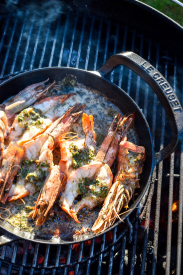 Gamba's met pittige boter op de barbecue