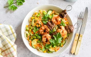 Frisse noedelsalade met spies van ossenhaas en scampi