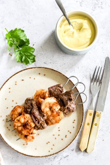 Frisse noedelsalade met spies van ossenhaas en scampi