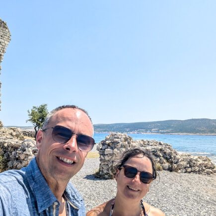 Dalmatië toont zich van z’n meest veelzijdige kant. Van het rustige binnenland tot levendige kuststeden – deze drie stops vonden wij alvast de moeite: Skradin – klein en charmant Aan de rand van Nationaal Park Krka ligt Skradin, een rustig stadje met een gezellige jachthaven en een middeleeuwse ruïne die hoog boven de stad uittorent. De smalle, historische straatjes nodigen uit om te verdwalen, terwijl je langs het water onthaast met een glas lokale wijn, bijvoorbeeld van Winery BIBICh.