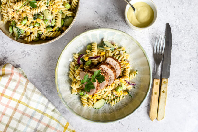 Pittige barbecuepastasalade met tahin, wasabi en varkenshaasje