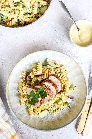 Pittige barbecuepastasalade met tahin, wasabi en varkenshaasje
