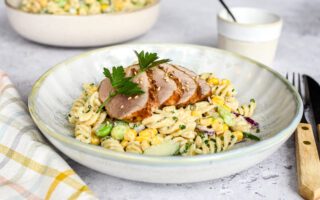 Pittige barbecuepastasalade met tahin, wasabi en varkenshaasje