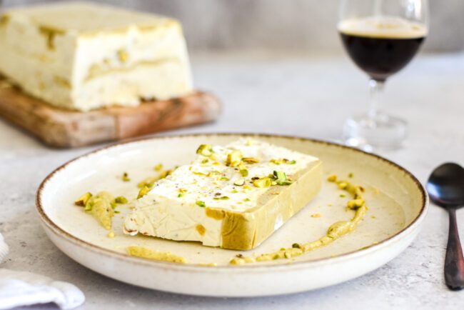 Semifreddo met framboos, witte chocolade en pistache