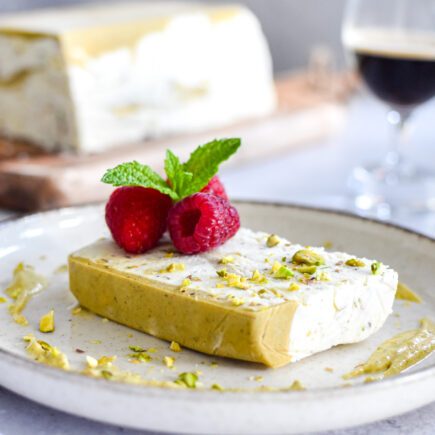 Semifreddo met framboos, witte chocolade en pistache