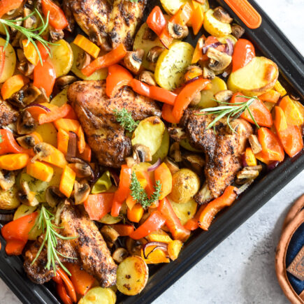 Traybake met kippenvleugels, aardappelschijfjes en gegrilde groenten