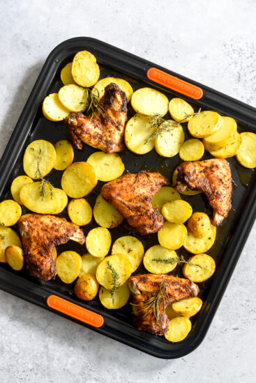 Traybake met kippenvleugels, aardappelschijfjes en gegrilde groenten