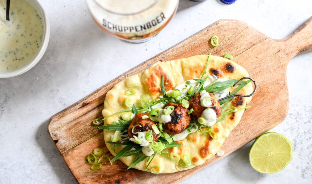Bier-flatbread met BBQ-gehaktballetjes en frisse yoghurtdressing
