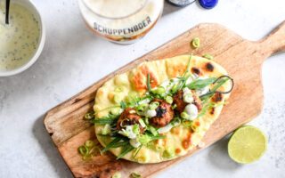 Bier-flatbread met BBQ-gehaktballetjes en frisse yoghurtdressing