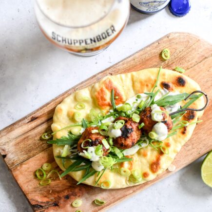 Bier-flatbread met BBQ-gehaktballetjes en frisse yoghurtdressing