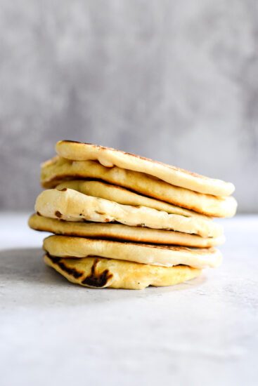 Bier-flatbread met BBQ-gehaktballetjes en frisse yoghurtdressing