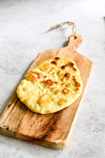 Bier-flatbread met BBQ-gehaktballetjes en frisse yoghurtdressing