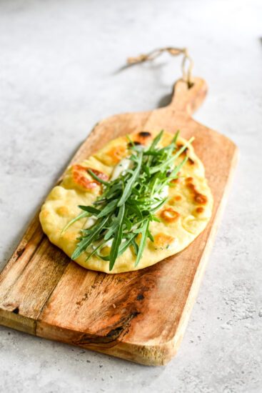 Bier-flatbread met BBQ-gehaktballetjes en frisse yoghurtdressing