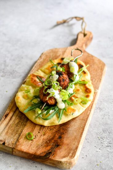 Bier-flatbread met BBQ-gehaktballetjes en frisse yoghurtdressing