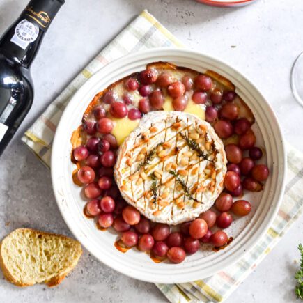 In de oven gebakken camembert met druiven en port