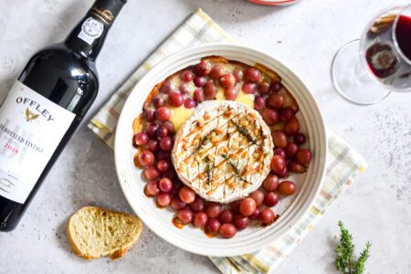 In de oven gebakken camembert met druiven en port