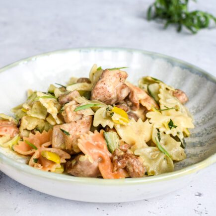 Romige pasta met kipdij, prei, champignons en dragon – eenvoudig recept