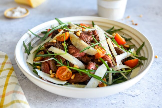 Makkelijk brunchsalade met bavette, rucola en Parmezaanse kaas
