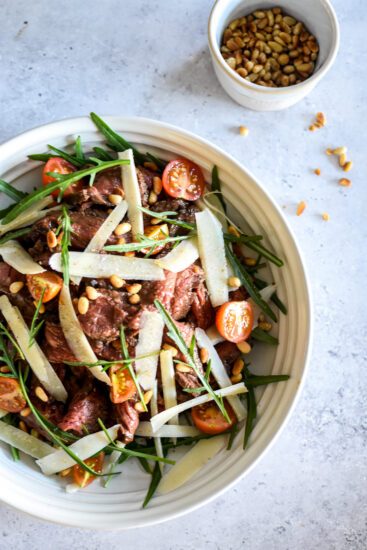 Makkelijk brunchsalade met bavette, rucola en Parmezaanse kaas