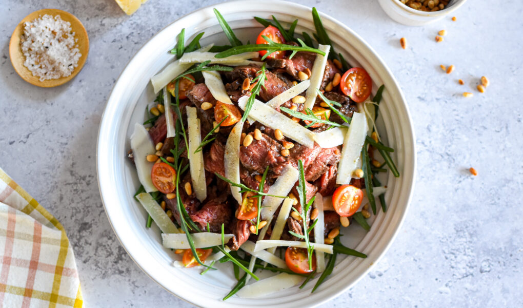 Makkelijk brunchsalade met bavette, rucola en Parmezaanse kaas