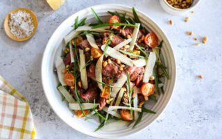 Makkelijk brunchsalade met bavette, rucola en Parmezaanse kaas