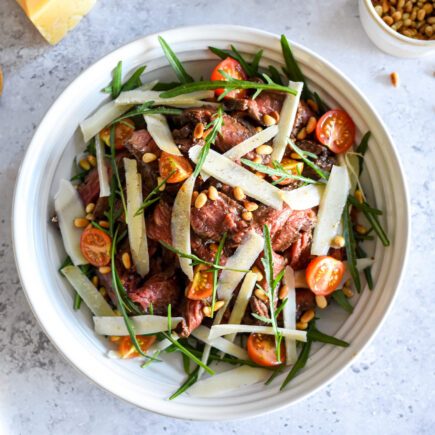 Makkelijk brunchsalade met bavette, rucola en Parmezaanse kaas