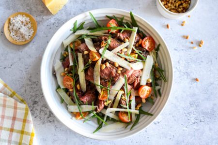 Makkelijk brunchsalade met bavette, rucola en Parmezaanse kaas