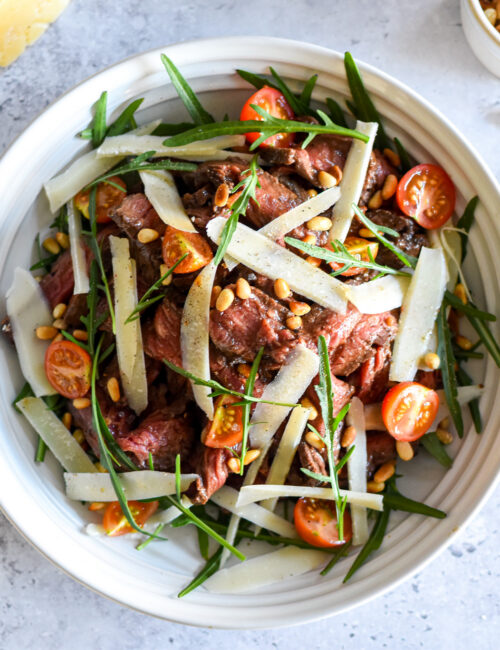 Makkelijk brunchsalade met bavette, rucola en Parmezaanse kaas