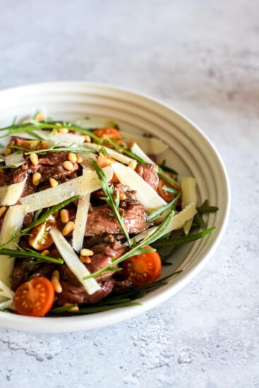 Makkelijk brunchsalade met bavette, rucola en Parmezaanse kaas