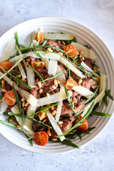 Makkelijk brunchsalade met bavette, rucola en Parmezaanse kaas
