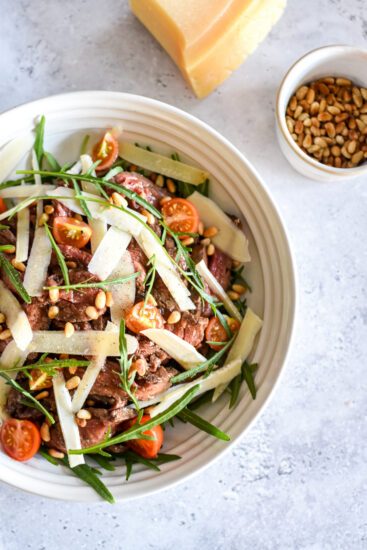 Makkelijk brunchsalade met bavette, rucola en Parmezaanse kaas