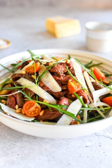 Makkelijk brunchsalade met bavette, rucola en Parmezaanse kaas