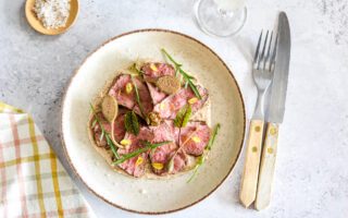 Makkelijk vitello tonnato recept – kort gegaard kalfsvlees met romige tonijnsaus