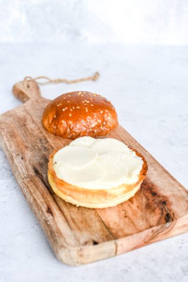 Brioche met buikspek, gepekelde rammenas en chilisaus