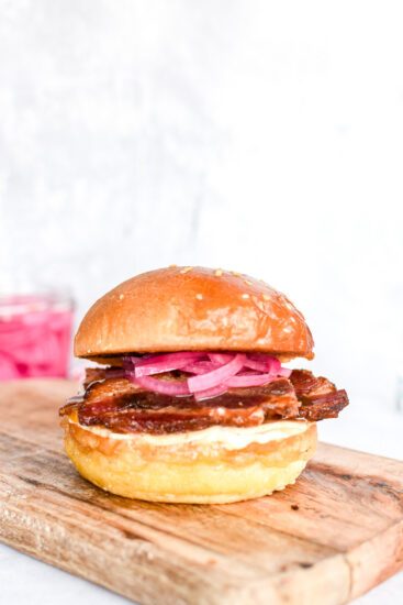 Brioche met buikspek, gepekelde rammenas en chilisaus