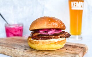 Brioche met buikspek, gepekelde rammenas en chilisaus