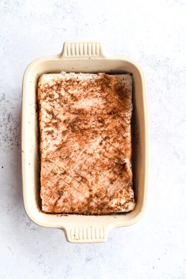 Brioche met buikspek, gepekelde rammenas en chilisaus