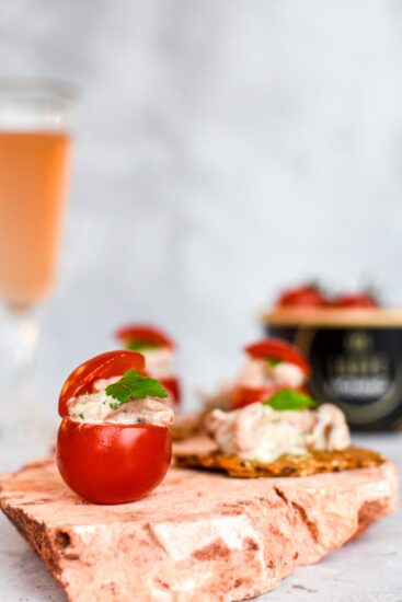 Feesthapjes: cracker met garnaaltjes en mini tomaat garnaal