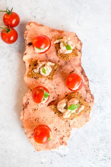 Feesthapjes: cracker met garnaaltjes en mini tomaat garnaal