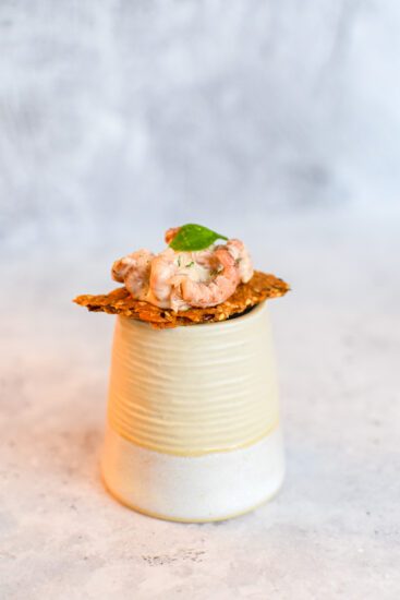 Feesthapjes: cracker met garnaaltjes en mini tomaat garnaal
