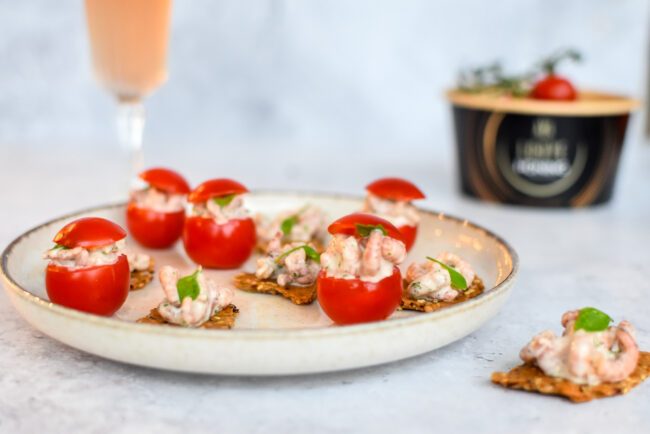 Feesthapjes: cracker met garnaaltjes en mini tomaat garnaal