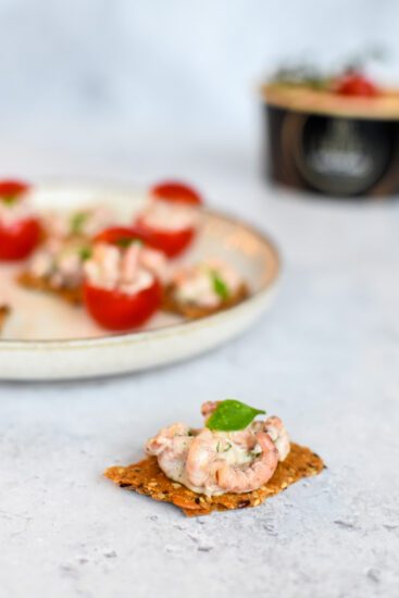 Feesthapjes: cracker met garnaaltjes en mini tomaat garnaal