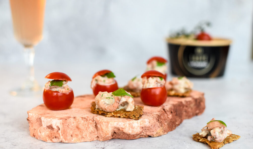 Feesthapjes: cracker met garnaaltjes en mini tomaat garnaal