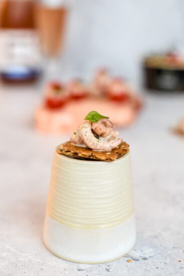 Feesthapjes: cracker met garnaaltjes en mini tomaat garnaal